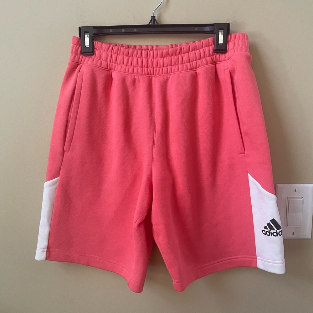 adidas salmón color sweatshorts w pockets and elastic waist size small